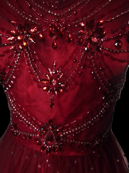 Robe de bal classique bordeaux à bretelles spaghetti, sans manches, en tulle ornée de perles, idéale pour les soirées de fin d'études (AS091)
