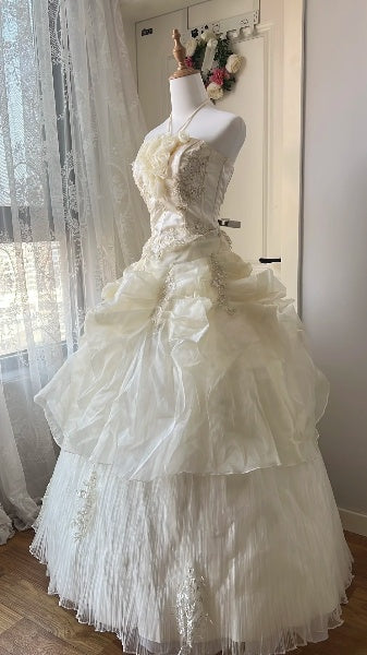 Traumhaftes langes Neckholder-Kleid für den 16. Geburtstag in Hellgelb mit Spitzenapplikationen, Ballkleid, Outfit für die Sweet-Sixteen-Party, RC0459