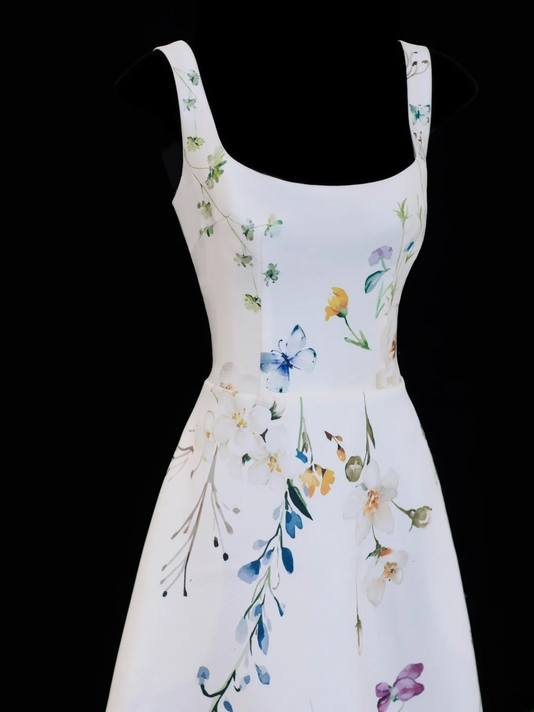 Robe de bal longue élégante en satin blanc à imprimé floral, col carré asymétrique, style formel SA091