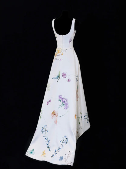 Robe de bal longue élégante en satin blanc à imprimé floral, col carré asymétrique, style formel SA091