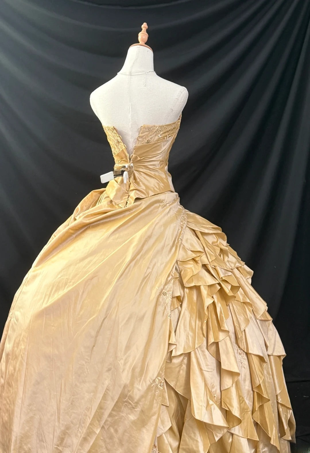 Prinzessin Ballkleid Trägerlos Gelber Satin Ärmellos Mit Spitze Langes Quinceanera Kleid Vestido de 15 de Cenicienta RB3485