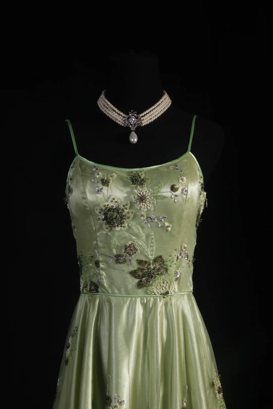 Vintage A-Linien-Partykleid aus salbeigrünem Tüll in Teelänge mit Spaghettiträgern und Perlen im eleganten Retro-Stil der 1950er Jahre – perfekt für Geburtstage, Abendessen und Abschlussbälle (AS093)