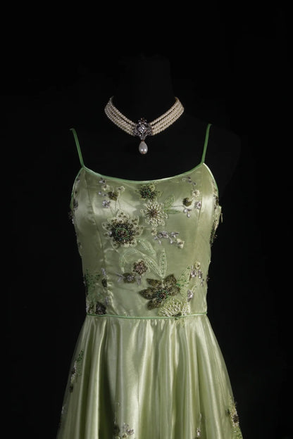 Vintage A-Linien-Partykleid aus salbeigrünem Tüll in Teelänge mit Spaghettiträgern und Perlen im eleganten Retro-Stil der 1950er Jahre – perfekt für Geburtstage, Abendessen und Abschlussbälle (AS093)