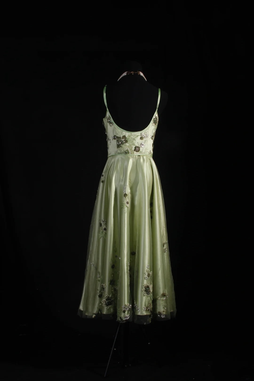 Vintage A-Linien-Partykleid aus salbeigrünem Tüll in Teelänge mit Spaghettiträgern und Perlen im eleganten Retro-Stil der 1950er Jahre – perfekt für Geburtstage, Abendessen und Abschlussbälle (AS093)