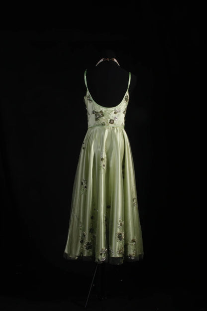Vintage A-Linien-Partykleid aus salbeigrünem Tüll in Teelänge mit Spaghettiträgern und Perlen im eleganten Retro-Stil der 1950er Jahre – perfekt für Geburtstage, Abendessen und Abschlussbälle (AS093)