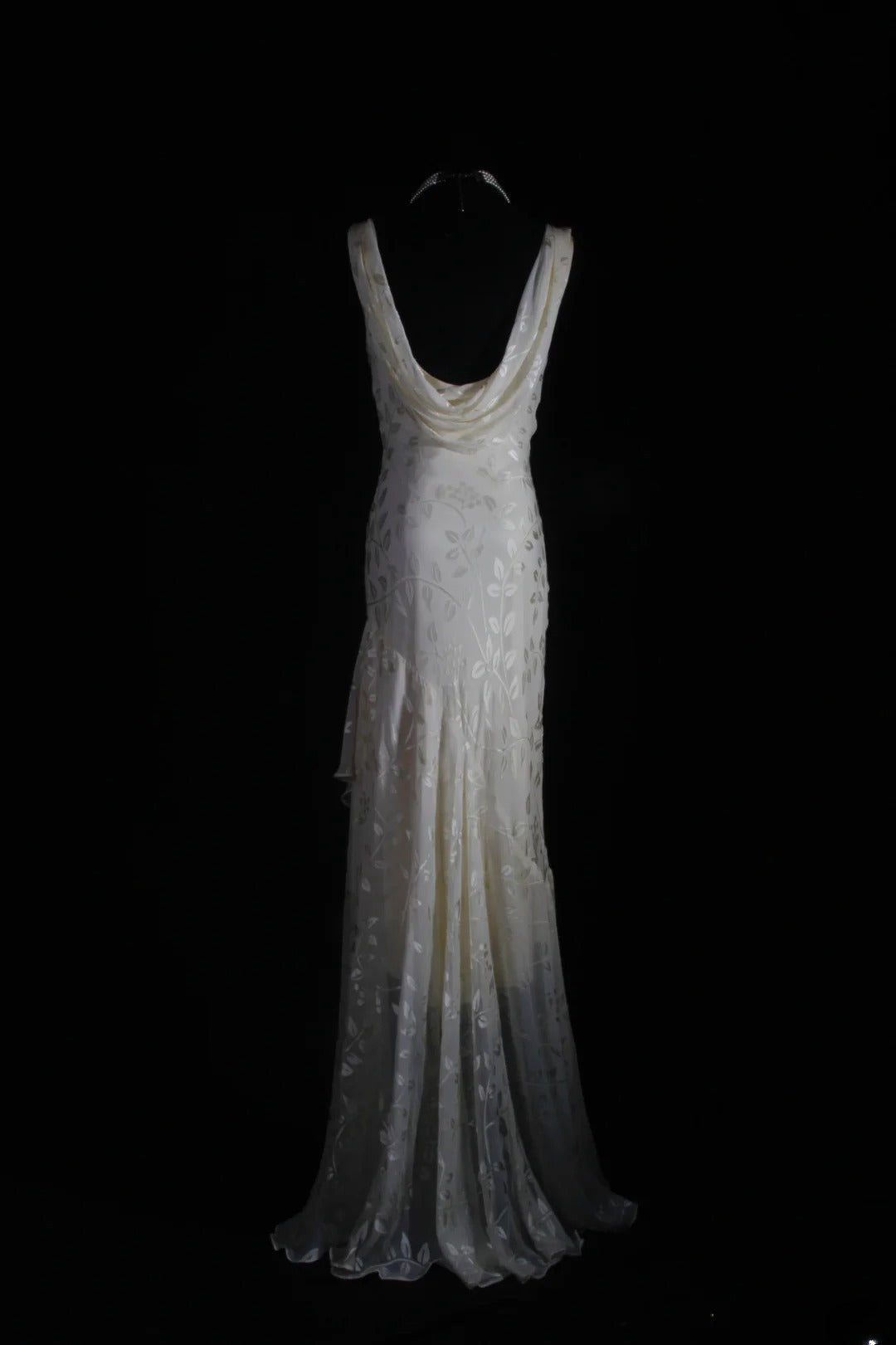 Robe de soirée longue chic sirène en dentelle blanche asymétrique et perles, col bénitier, AS094