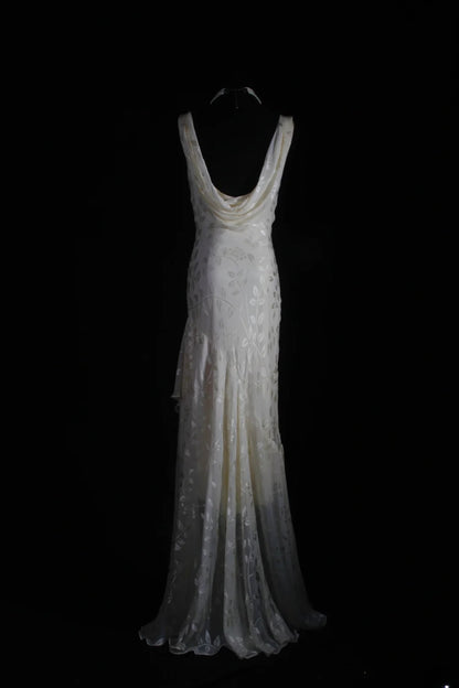 Robe de soirée longue chic sirène en dentelle blanche asymétrique et perles, col bénitier, AS094