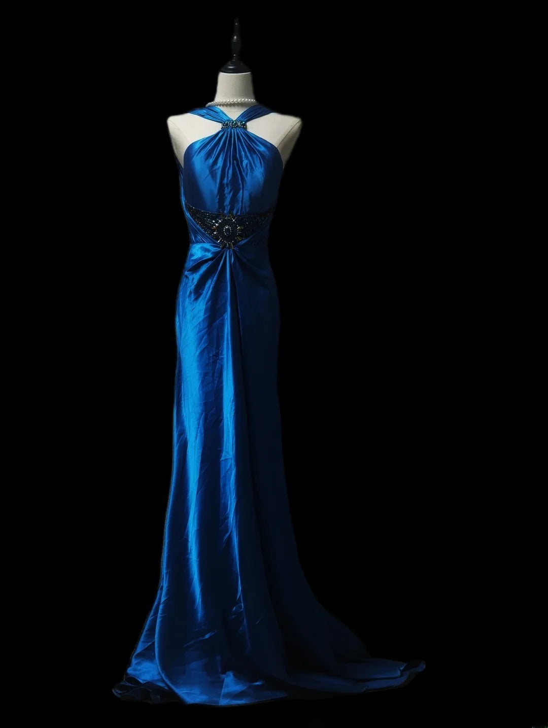 Robe de soirée longue sans manches en satin bleu roi, coupe trapèze, dos nu, style rétro années 60. Inspiration pour bal de fin d'année (AS094).