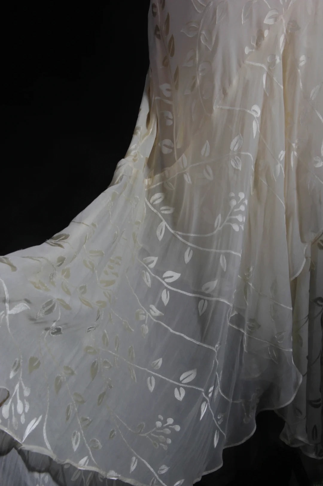 Robe de soirée longue chic sirène en dentelle blanche asymétrique et perles, col bénitier, AS094