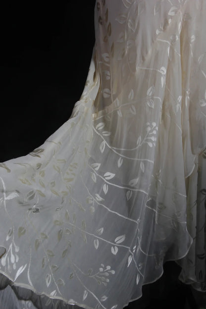 Robe de soirée longue chic sirène en dentelle blanche asymétrique et perles, col bénitier, AS094