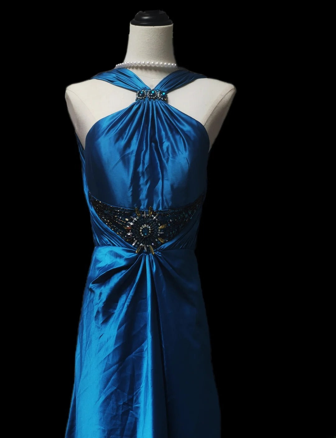 Robe de soirée longue sans manches en satin bleu roi, coupe trapèze, dos nu, style rétro années 60. Inspiration pour bal de fin d'année (AS094).
