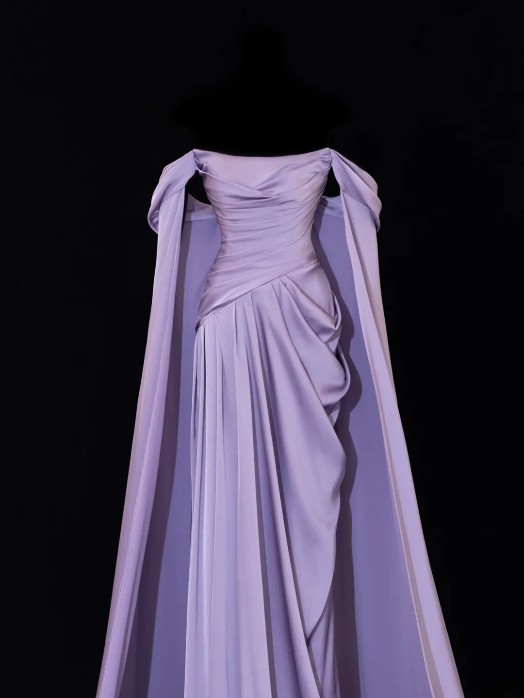 Elegantes, schlichtes Etuikleid mit schulterfreiem Schnitt in Flieder – Inspiration für jeden Stil. Beeindruckendes langes Abendkleid mit Cape-Ärmeln, SA094.