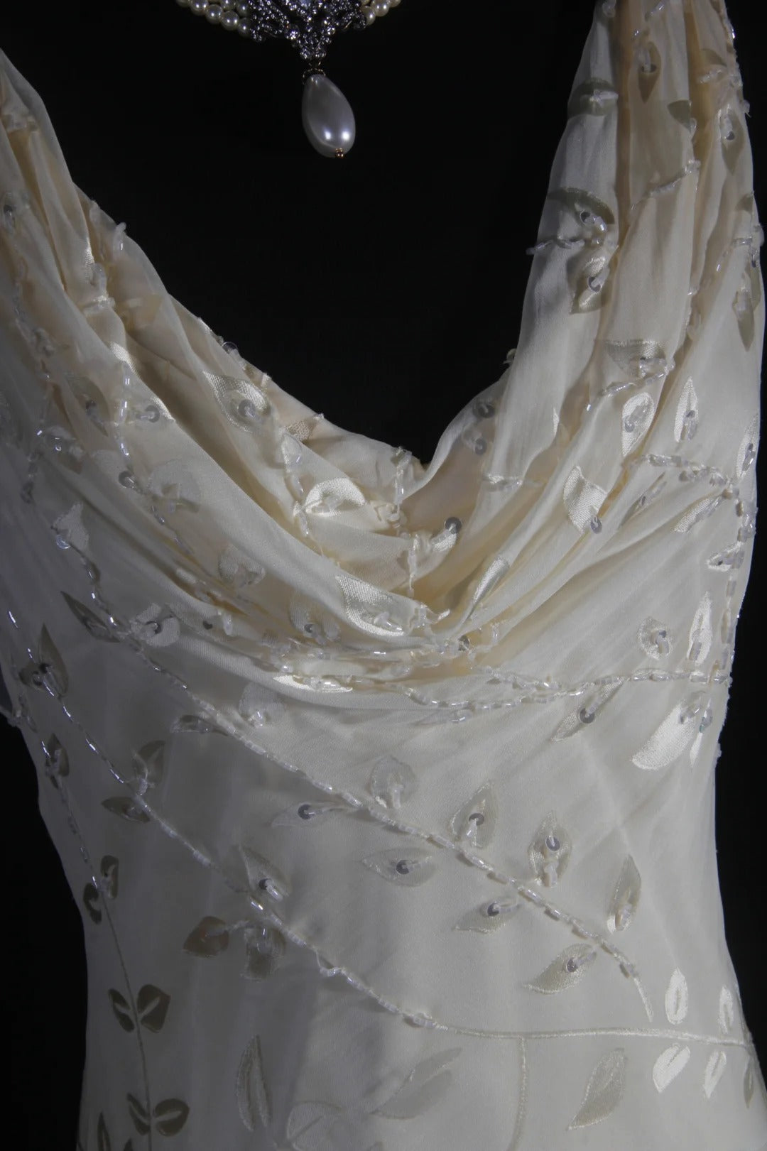 Robe de soirée longue chic sirène en dentelle blanche asymétrique et perles, col bénitier, AS094