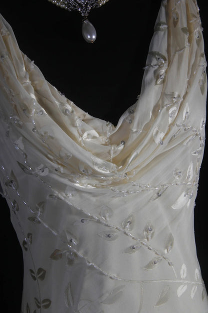 Robe de soirée longue chic sirène en dentelle blanche asymétrique et perles, col bénitier, AS094