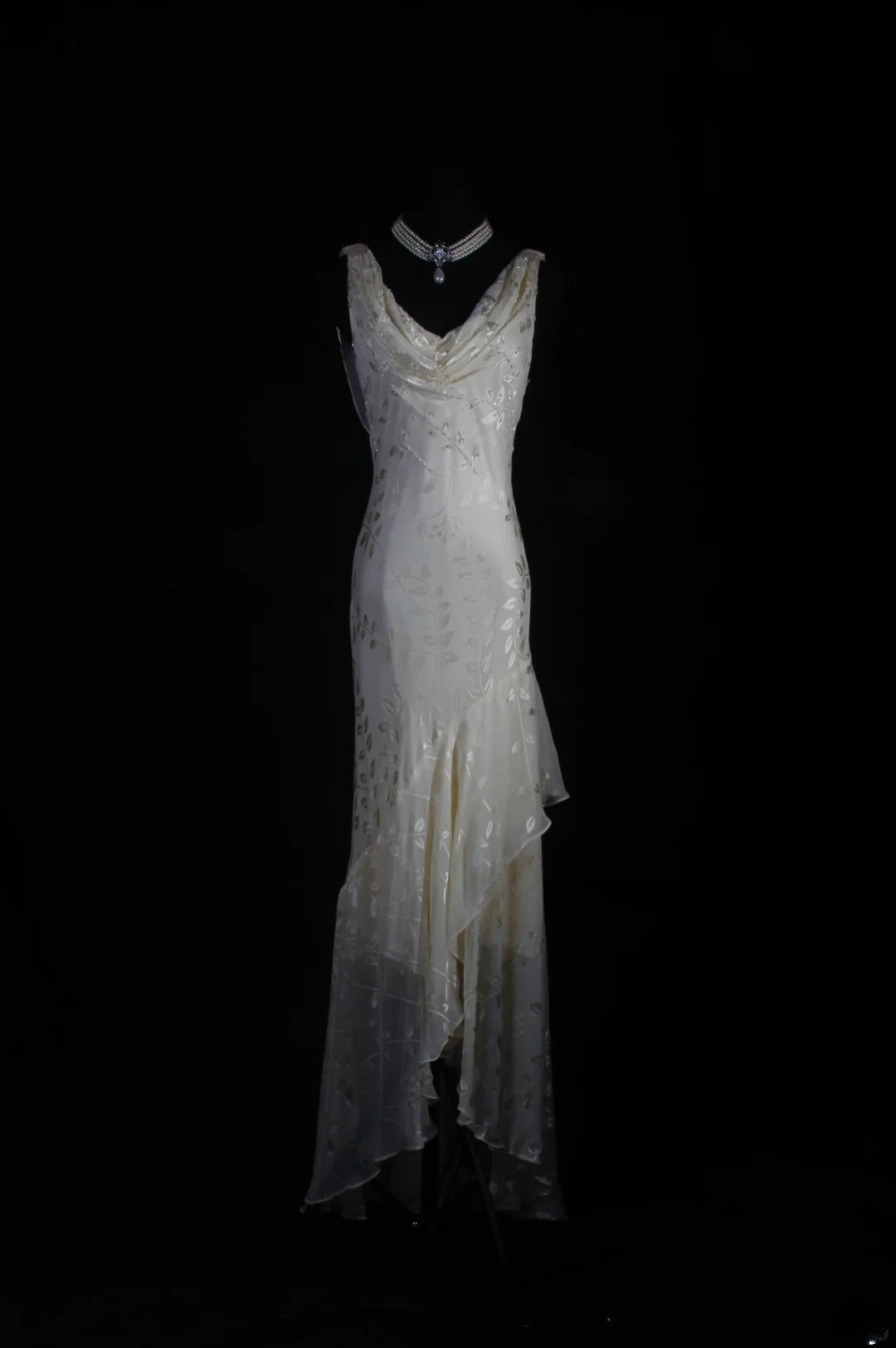 Robe de soirée longue chic sirène en dentelle blanche asymétrique et perles, col bénitier, AS094