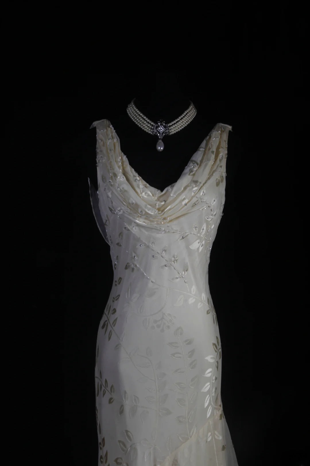 Robe de soirée longue chic sirène en dentelle blanche asymétrique et perles, col bénitier, AS094