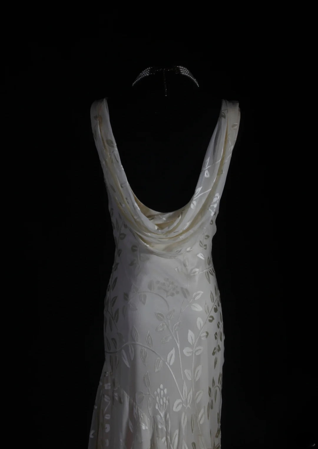 Robe de soirée longue chic sirène en dentelle blanche asymétrique et perles, col bénitier, AS094