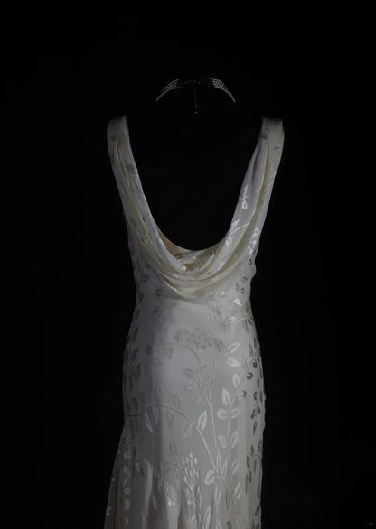 Robe de soirée longue chic sirène en dentelle blanche asymétrique et perles, col bénitier, AS094