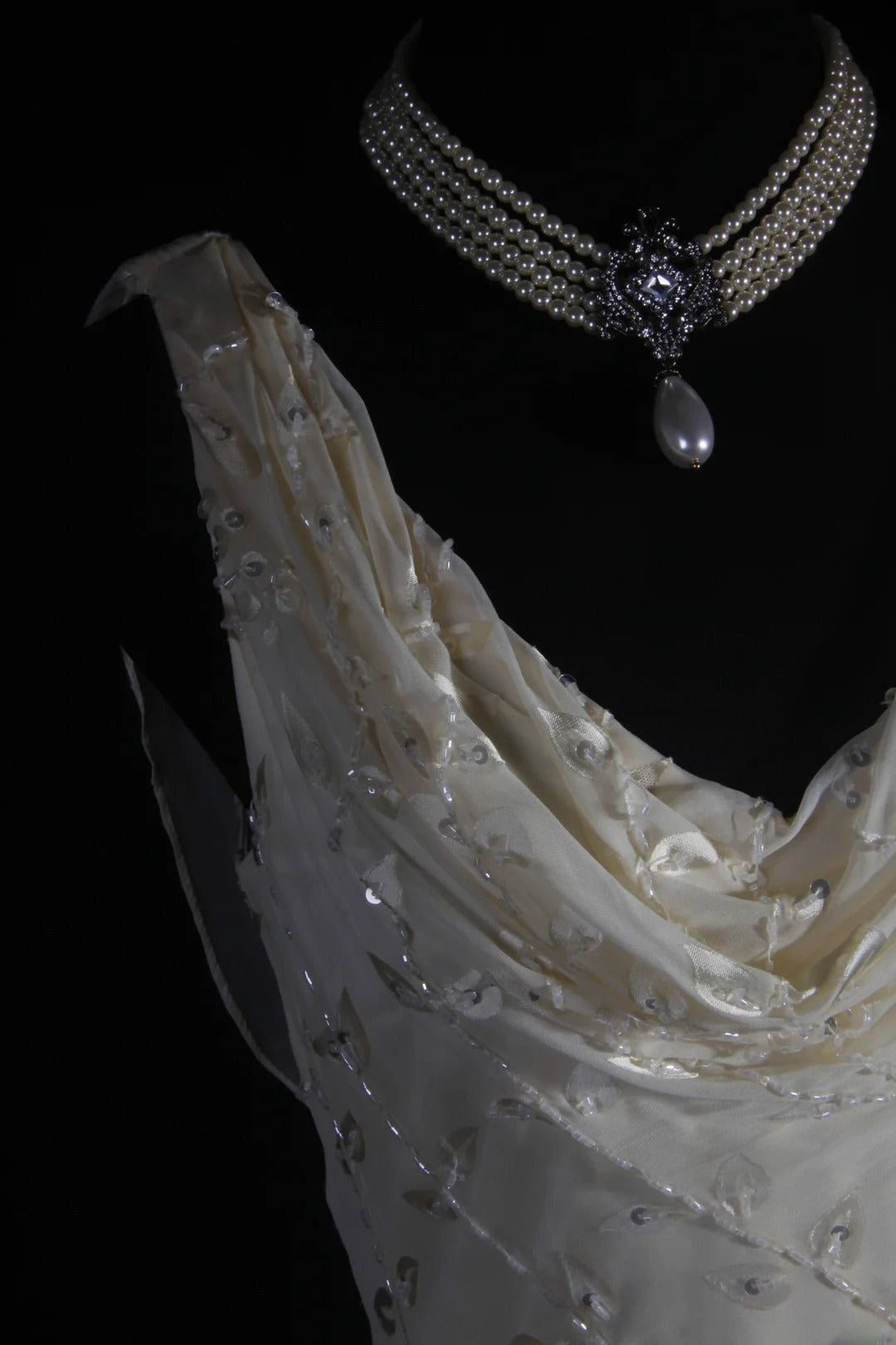 Robe de soirée longue chic sirène en dentelle blanche asymétrique et perles, col bénitier, AS094