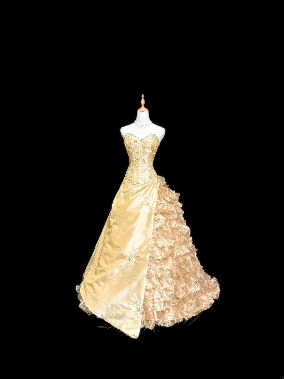 Prinzessin Ballkleid Trägerlos Goldener Satin Ärmellos mit Perlenstickerei Langes Quinceañera-Kleid vestido de 15 de cenicienta RB3486