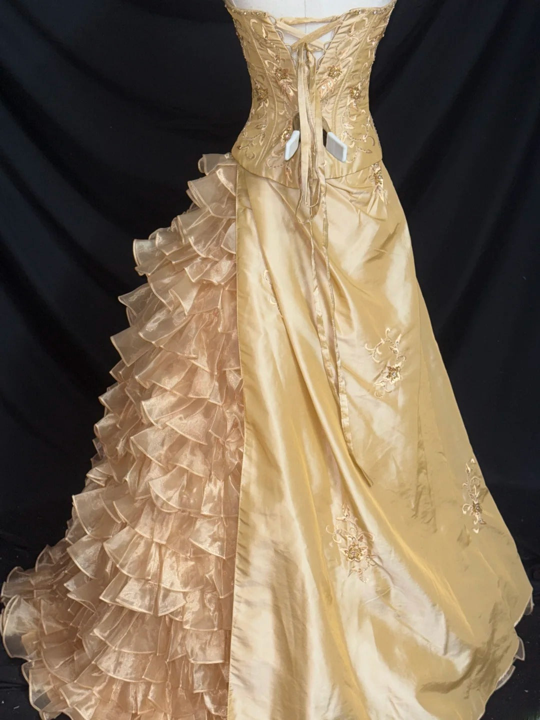 Prinzessin Ballkleid Trägerlos Goldener Satin Ärmellos mit Perlenstickerei Langes Quinceañera-Kleid vestido de 15 de cenicienta RB3486