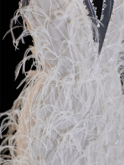 Zeitloses Brautkleid, romantisches Meerjungfrauen-Kleid mit V-Ausschnitt und Federn, weiß, auch in kleinen/großen Größen erhältlich, SA097