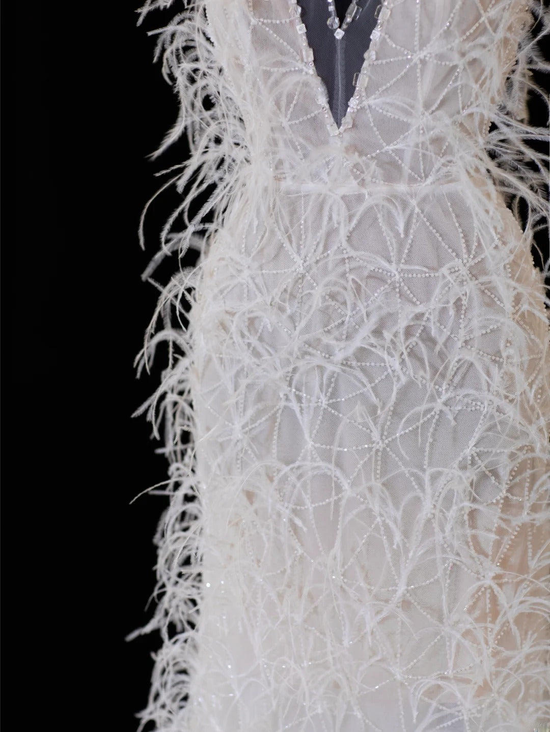 Zeitloses Brautkleid, romantisches Meerjungfrauen-Kleid mit V-Ausschnitt und Federn, weiß, auch in kleinen/großen Größen erhältlich, SA097