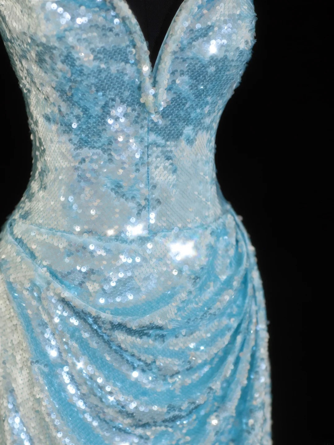 Elegantes Etuikleid mit Spaghettiträgern, blau glitzernden Pailletten – ein beeindruckendes langes Ballkleid für festliche Anlässe (SA098)