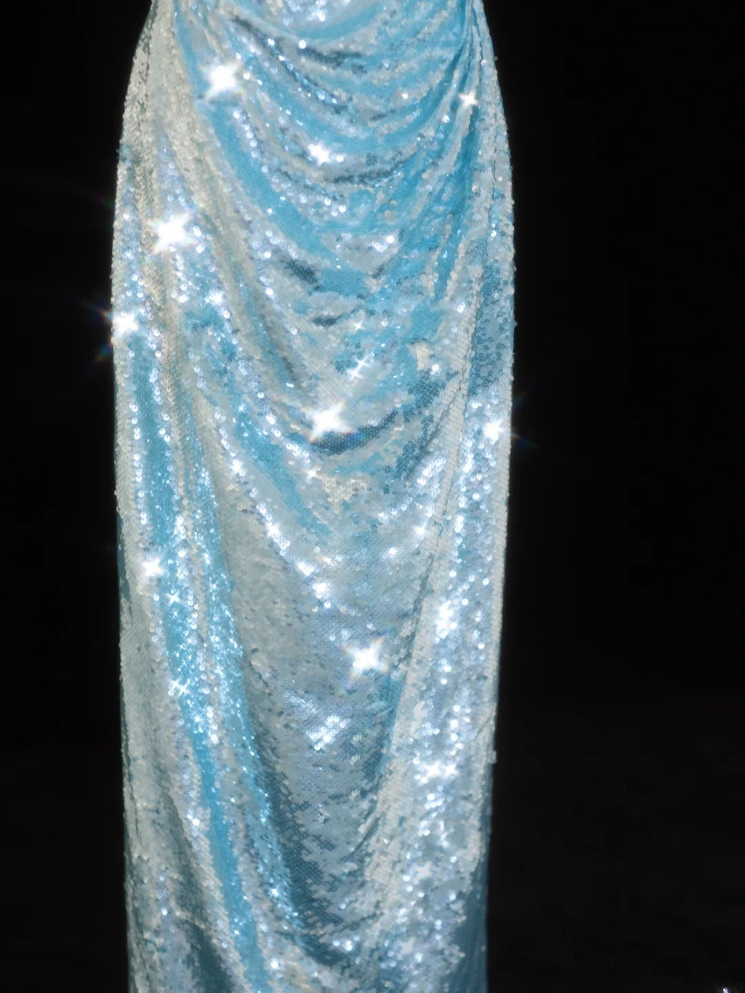 Elegantes Etuikleid mit Spaghettiträgern, blau glitzernden Pailletten – ein beeindruckendes langes Ballkleid für festliche Anlässe (SA098)