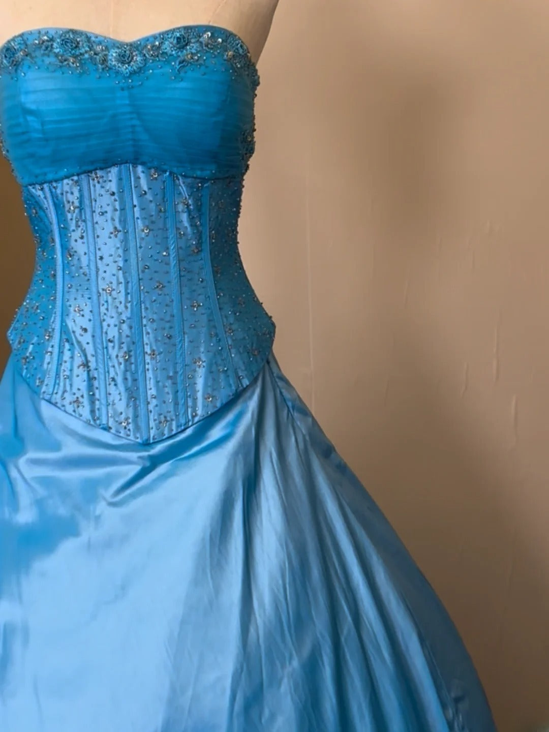 Robe de bal modeste bustier en satin bleu sans manches avec perles longue robe de quinceañera vestido de 15 de cenicienta RB3489