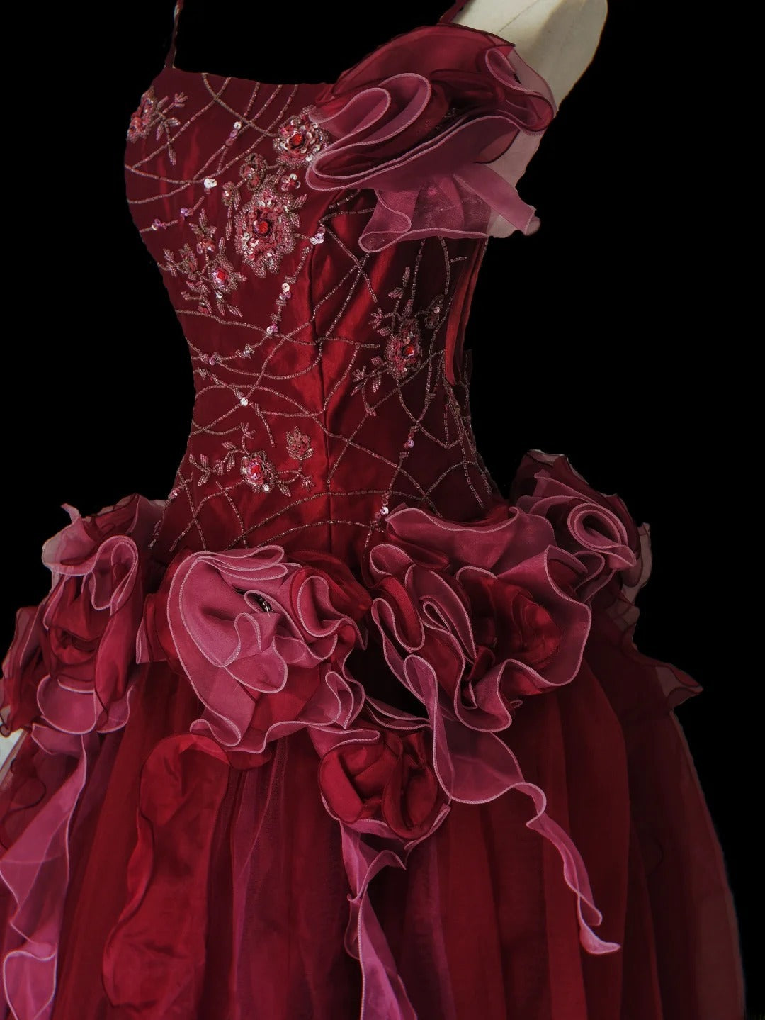 Robe de bal unique à bretelles spaghetti en tulle bordeaux ornée de perles, longue, idéale pour les bals de fin d'année, les quinceañeras, les 15-16 ans et les anniversaires (AS100)