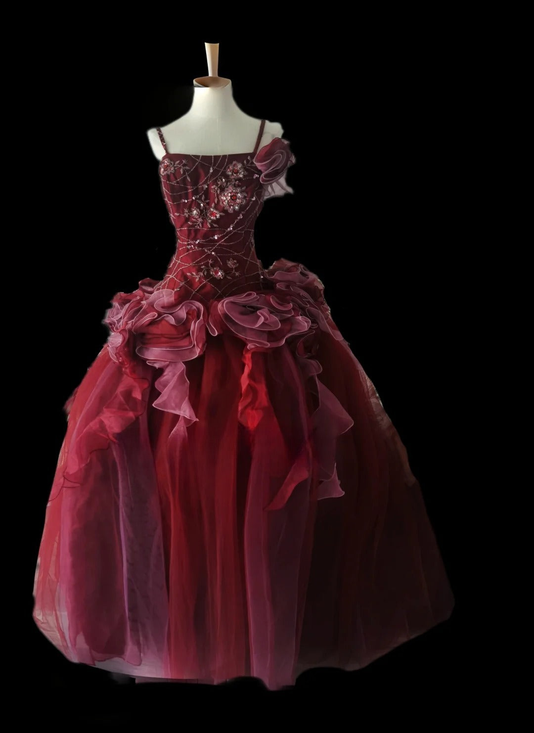 Robe de bal unique à bretelles spaghetti en tulle bordeaux ornée de perles, longue, idéale pour les bals de fin d'année, les quinceañeras, les 15-16 ans et les anniversaires (AS100)