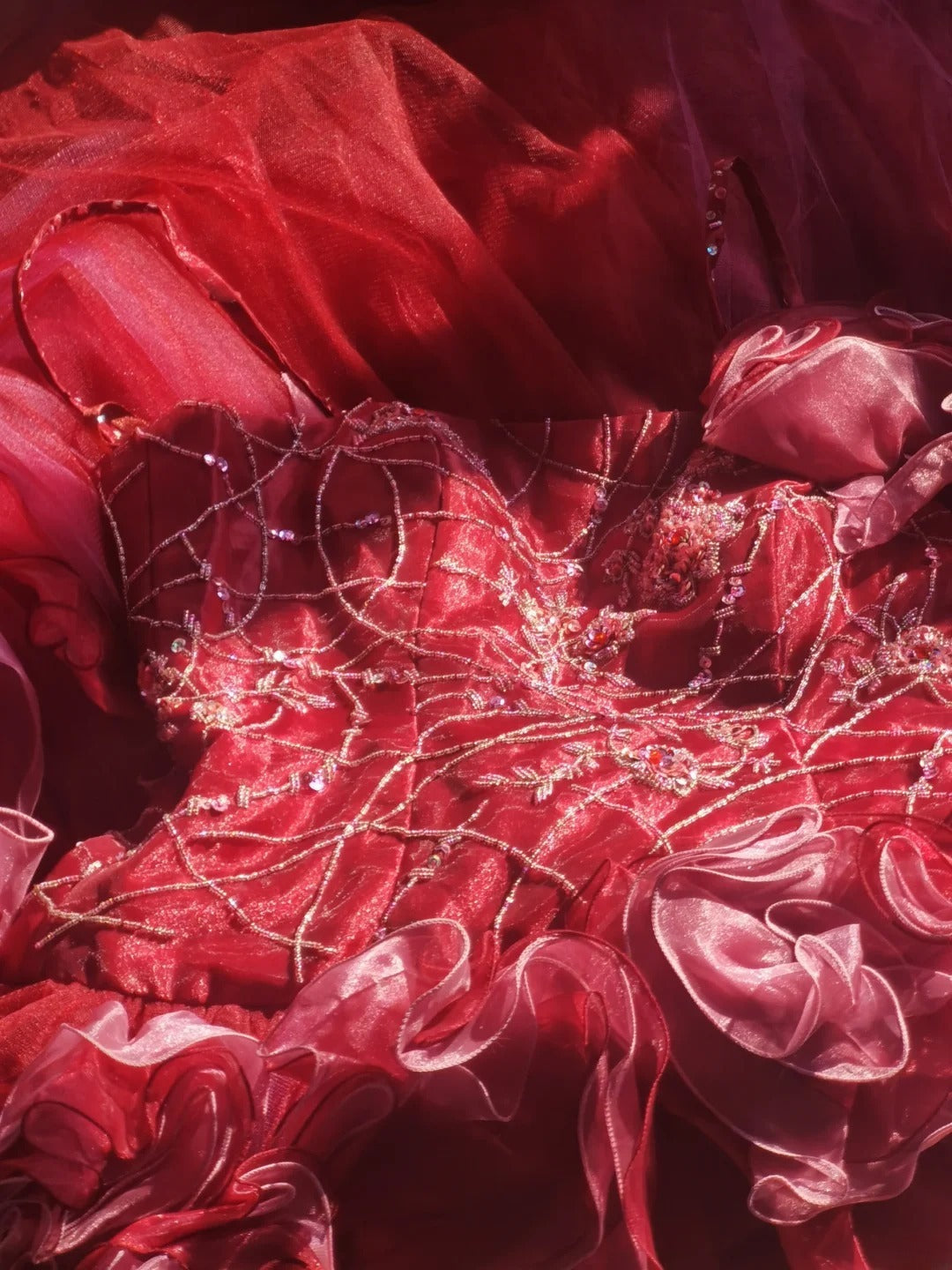Robe de bal unique à bretelles spaghetti en tulle bordeaux ornée de perles, longue, idéale pour les bals de fin d'année, les quinceañeras, les 15-16 ans et les anniversaires (AS100)