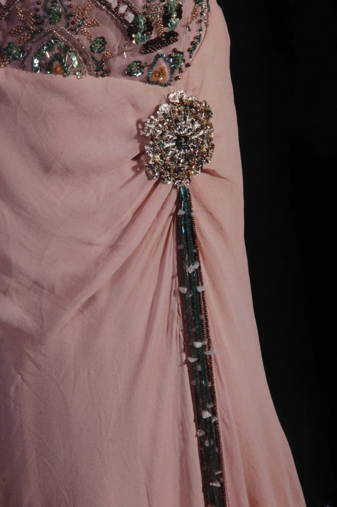 Vintage A-Linien-Partykleid aus rosa Chiffon mit Spaghettiträgern und Perlen im eleganten Retro-Stil der 1950er Jahre – perfekt für Geburtstage, Abendessen und Abschlussbälle (AS100)