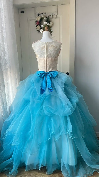 Dezente, lange blaue Tüll-Ballkleider mit Blumen für den 16. Geburtstag, Festliches Outfit für Sweet-Sixteen-Party RC0469