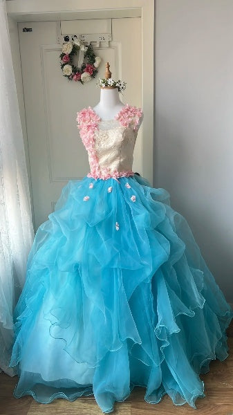 Dezente, lange blaue Tüll-Ballkleider mit Blumen für den 16. Geburtstag, Festliches Outfit für Sweet-Sixteen-Party RC0469