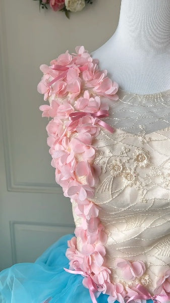 Dezente, lange blaue Tüll-Ballkleider mit Blumen für den 16. Geburtstag, Festliches Outfit für Sweet-Sixteen-Party RC0469