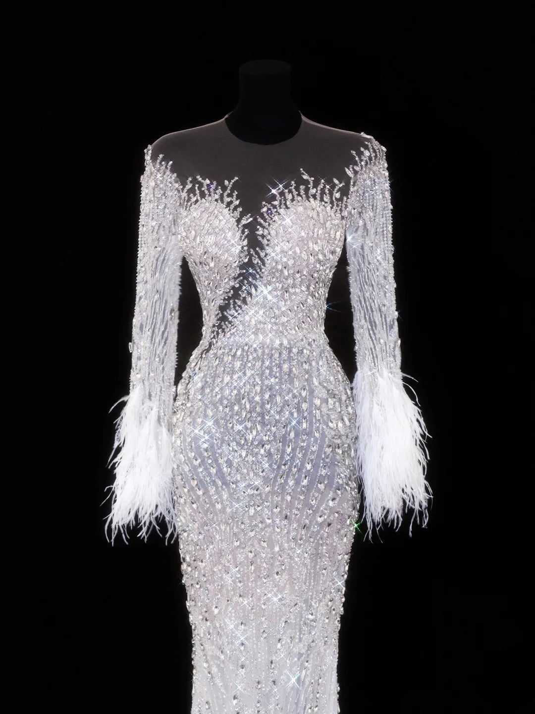 Elegantes, langes Meerjungfrauen-Brautkleid für Damen aus weißem Tüll mit Perlen- und Federbesatz, U-Boot-Ausschnitt, langen Ärmeln, Modell SA103