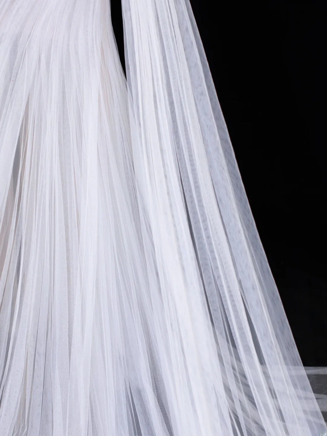 Elegantes, trägerloses Meerjungfrauen-Brautkleid mit One-Shoulder-Ärmeln aus weißem Tüll, Modell SA104