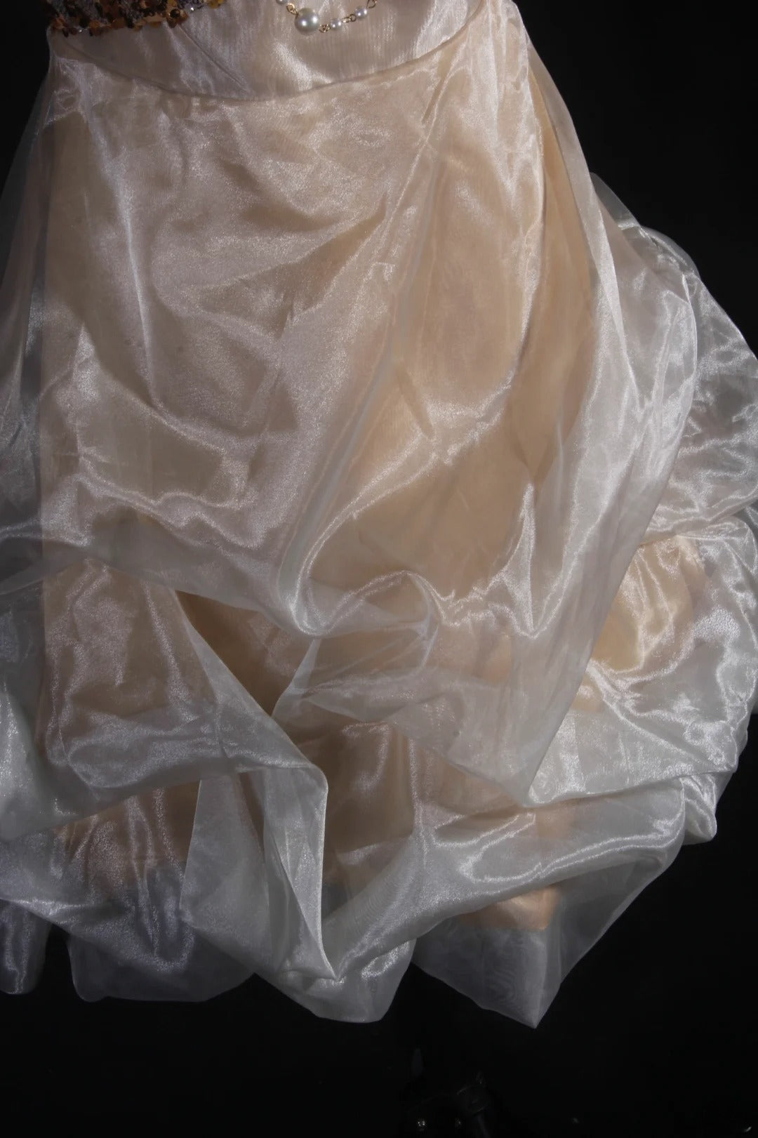 Robe de bal chic asymétrique en organza à sequins dorés, courte, idéale pour un 16e anniversaire, un bal de promo ou une soirée cocktail (AS104)
