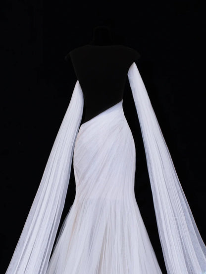 Elegantes, trägerloses Meerjungfrauen-Brautkleid mit One-Shoulder-Ärmeln aus weißem Tüll, Modell SA104