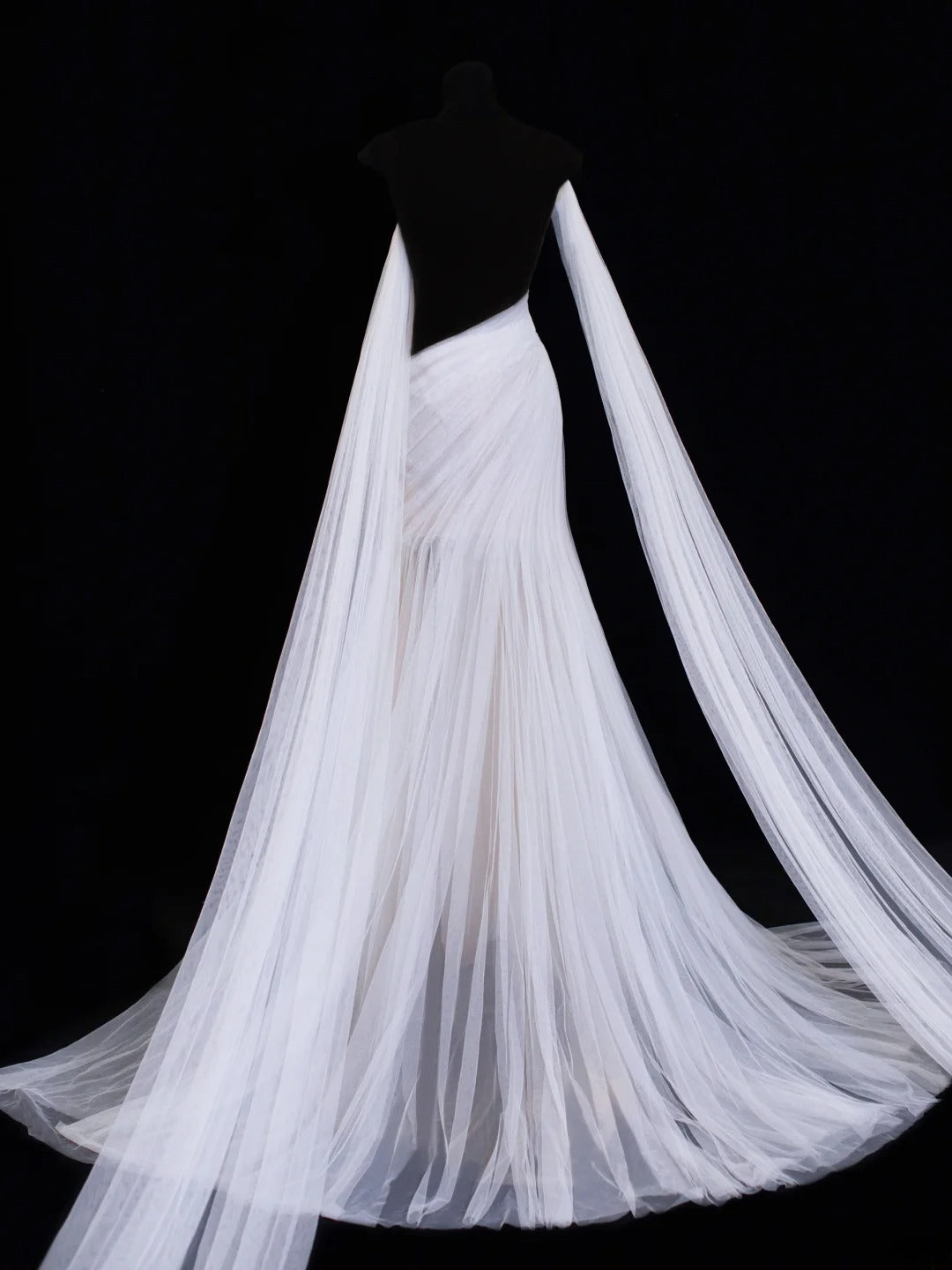 Elegantes, trägerloses Meerjungfrauen-Brautkleid mit One-Shoulder-Ärmeln aus weißem Tüll, Modell SA104