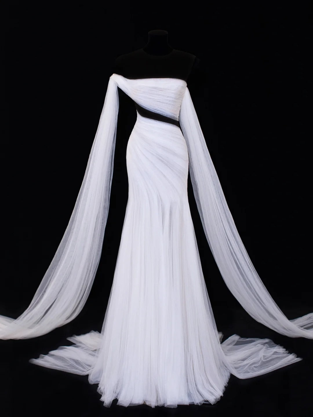 Elegantes, trägerloses Meerjungfrauen-Brautkleid mit One-Shoulder-Ärmeln aus weißem Tüll, Modell SA104