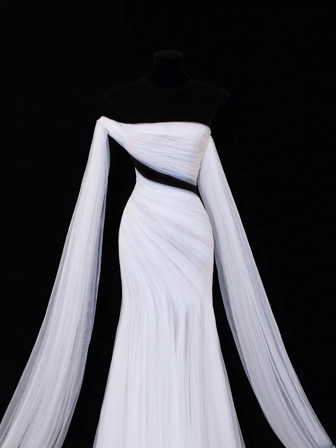Elegantes, trägerloses Meerjungfrauen-Brautkleid mit One-Shoulder-Ärmeln aus weißem Tüll, Modell SA104