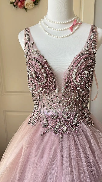 Dezentes bodenlanges Ballkleid zum 16. Geburtstag aus Tüll in Altflieder mit Perlenstickerei, Festkleid RC0472