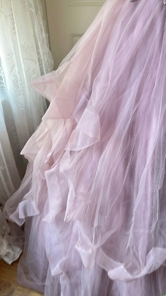 Dezentes bodenlanges Ballkleid zum 16. Geburtstag aus Tüll in Altflieder mit Perlenstickerei, Festkleid RC0472
