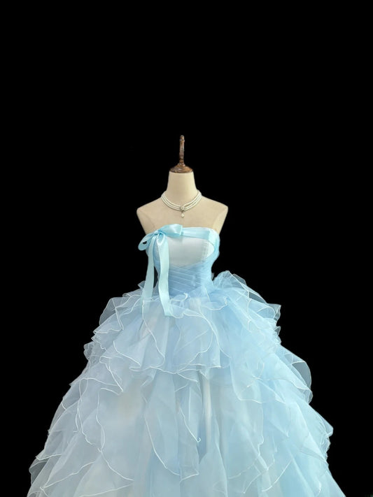 Prinzessinnen-Ballkleid trägerlos blau mit Schleife gestufte Lagen Quince-Kleid voluminös Sweet 16 Sweet Sixteen Outfits Vestido de 15 RB7478