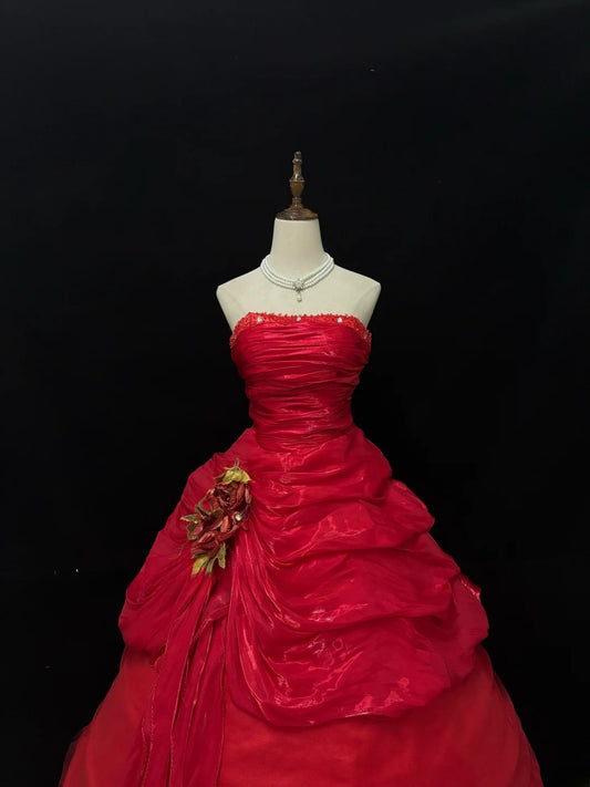 Prinzessinnen-Ballkleid trägerlos rot mit Blumen, gestuften Lagen, Quince-Kleid, voluminös, Sweet 16, Sweet Sixteen Outfits, Vestido de 15, RB7479