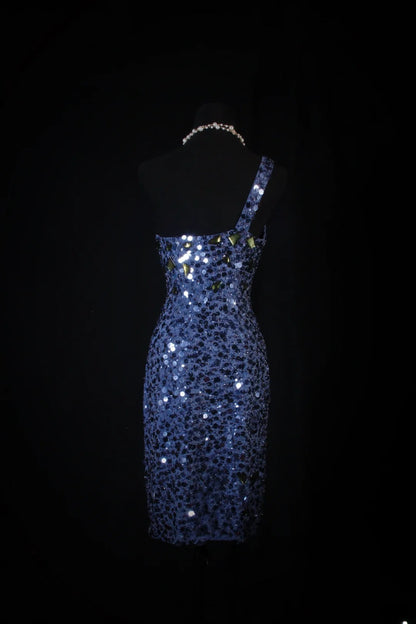 Elegantes, knielanges Etuikleid mit asymmetrischem Träger, marineblauen Pailletten und One-Shoulder-Verzierung – perfekt für den 16. Geburtstag, den Abschlussball oder als Cocktailkleid (AS109)