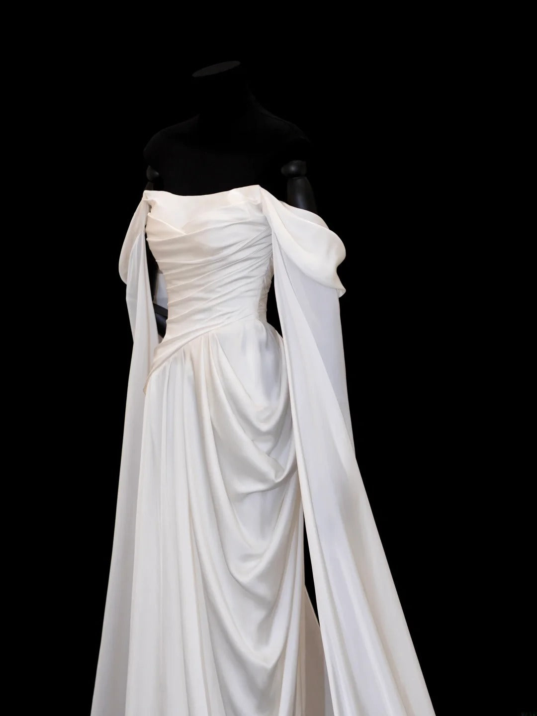Elegantes, schlichtes Etuikleid aus elfenbeinfarbenem Satin mit schulterfreiem Ausschnitt – Inspiration für einen stilvollen Auftritt. Beeindruckende Ärmel, Cape-Ärmel, langes Abendkleid SA109